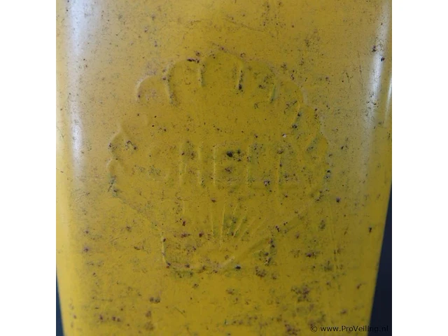 Vintage gele metalen shell-oliekan of petroleumblik, vermoedelijk uit de jaren 50. het blik heeft een reliëf van het klassieke shell-pectenlogo op de zijkant, een vaste schenktuit en een schroefdop - afbeelding 4 van  5