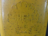 Vintage gele metalen shell-oliekan of petroleumblik, vermoedelijk uit de jaren 50. het blik heeft een reliëf van het klassieke shell-pectenlogo op de zijkant, een vaste schenktuit en een schroefdop - afbeelding 4 van  5