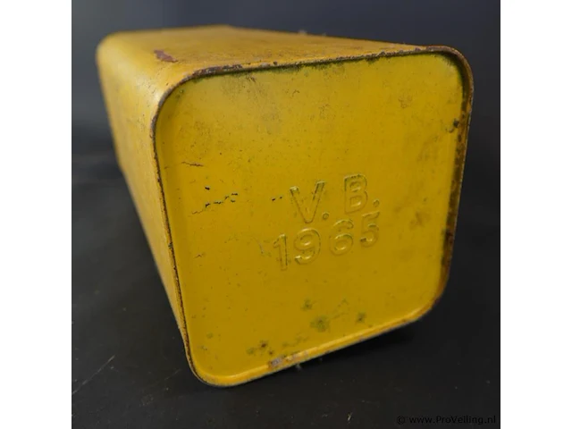 Vintage gele metalen shell-oliekan of petroleumblik, vermoedelijk uit de jaren 50. het blik heeft een reliëf van het klassieke shell-pectenlogo op de zijkant, een vaste schenktuit en een schroefdop - afbeelding 5 van  5