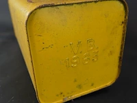 Vintage gele metalen shell-oliekan of petroleumblik, vermoedelijk uit de jaren 50. het blik heeft een reliëf van het klassieke shell-pectenlogo op de zijkant, een vaste schenktuit en een schroefdop - afbeelding 5 van  5