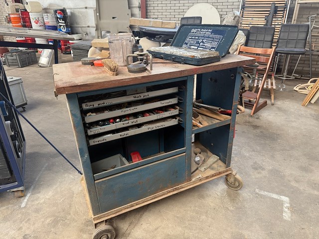 Vintage gereedschapswagen met inhoud - afbeelding 1 van  9