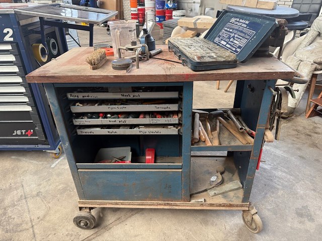 Vintage gereedschapswagen met inhoud - afbeelding 3 van  9