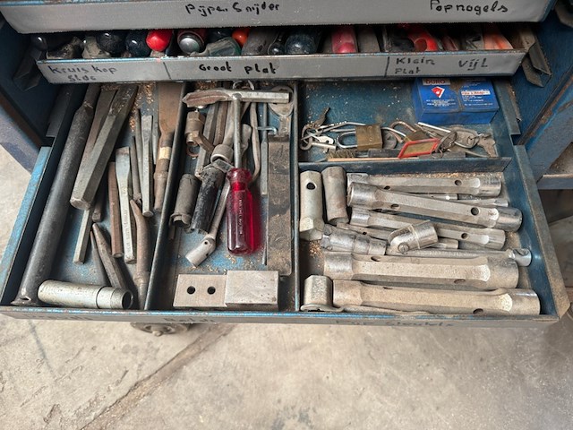 Vintage gereedschapswagen met inhoud - afbeelding 8 van  9