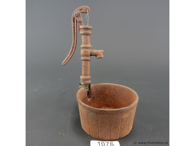 Vintage gietijzeren miniatuurwaterpomp - afbeelding 1 van  5