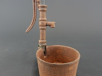 Vintage gietijzeren miniatuurwaterpomp - afbeelding 1 van  5