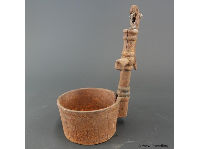 Vintage gietijzeren miniatuurwaterpomp - afbeelding 2 van  5