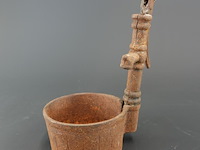 Vintage gietijzeren miniatuurwaterpomp - afbeelding 2 van  5