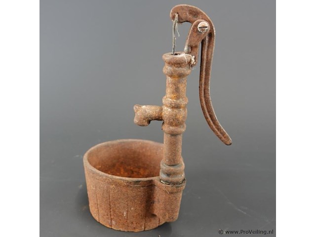 Vintage gietijzeren miniatuurwaterpomp - afbeelding 3 van  5