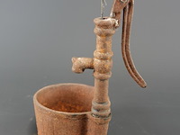Vintage gietijzeren miniatuurwaterpomp - afbeelding 3 van  5