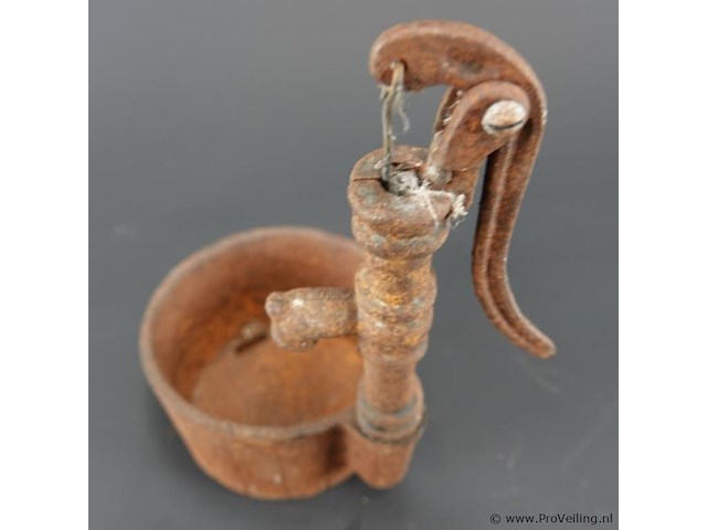 Vintage gietijzeren miniatuurwaterpomp - afbeelding 4 van  5