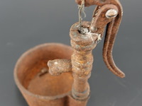 Vintage gietijzeren miniatuurwaterpomp - afbeelding 4 van  5