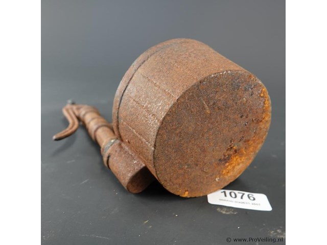 Vintage gietijzeren miniatuurwaterpomp - afbeelding 5 van  5