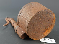 Vintage gietijzeren miniatuurwaterpomp - afbeelding 5 van  5