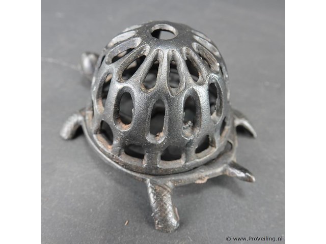 Vintage gietijzeren touwhouder in de vorm van een schildpad - afbeelding 3 van  5