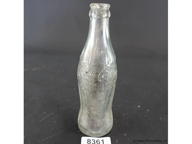 Vintage glazen coca-cola-flesje met reliëf, dat erg lijkt op de wwii us coca cola flesjes uit de jaren 40 - afbeelding 1 van  6