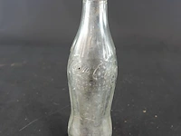 Vintage glazen coca-cola-flesje met reliëf, dat erg lijkt op de wwii us coca cola flesjes uit de jaren 40