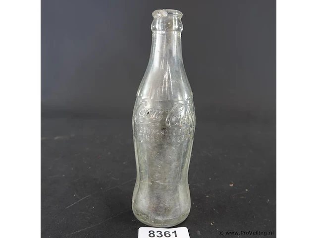 Vintage glazen coca-cola-flesje met reliëf, dat erg lijkt op de wwii us coca cola flesjes uit de jaren 40 - afbeelding 2 van  6