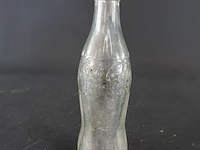 Vintage glazen coca-cola-flesje met reliëf, dat erg lijkt op de wwii us coca cola flesjes uit de jaren 40 - afbeelding 2 van  6