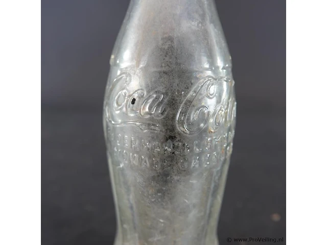 Vintage glazen coca-cola-flesje met reliëf, dat erg lijkt op de wwii us coca cola flesjes uit de jaren 40 - afbeelding 3 van  6