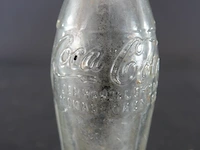 Vintage glazen coca-cola-flesje met reliëf, dat erg lijkt op de wwii us coca cola flesjes uit de jaren 40 - afbeelding 3 van  6