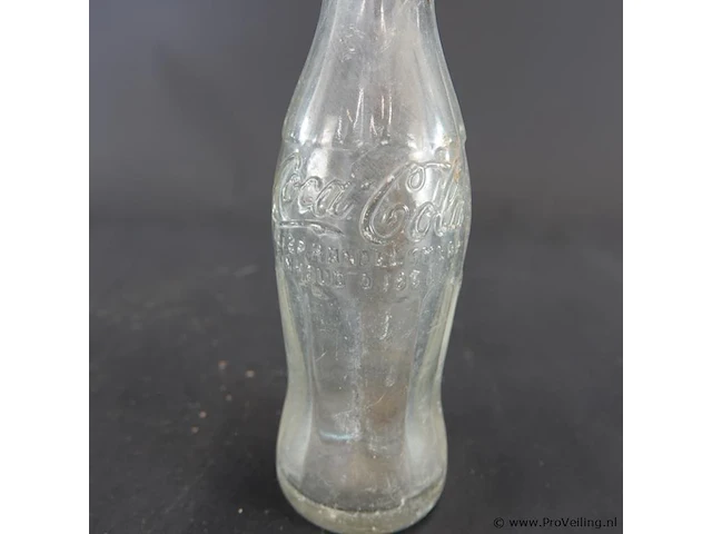 Vintage glazen coca-cola-flesje met reliëf, dat erg lijkt op de wwii us coca cola flesjes uit de jaren 40 - afbeelding 4 van  6