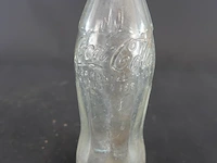 Vintage glazen coca-cola-flesje met reliëf, dat erg lijkt op de wwii us coca cola flesjes uit de jaren 40 - afbeelding 4 van  6