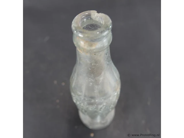 Vintage glazen coca-cola-flesje met reliëf, dat erg lijkt op de wwii us coca cola flesjes uit de jaren 40 - afbeelding 5 van  6