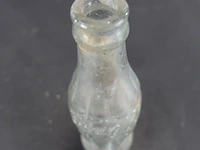 Vintage glazen coca-cola-flesje met reliëf, dat erg lijkt op de wwii us coca cola flesjes uit de jaren 40 - afbeelding 5 van  6