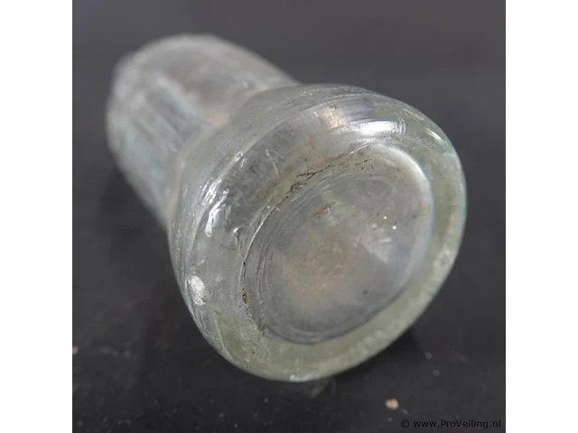 Vintage glazen coca-cola-flesje met reliëf, dat erg lijkt op de wwii us coca cola flesjes uit de jaren 40 - afbeelding 6 van  6