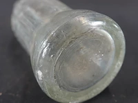 Vintage glazen coca-cola-flesje met reliëf, dat erg lijkt op de wwii us coca cola flesjes uit de jaren 40 - afbeelding 6 van  6