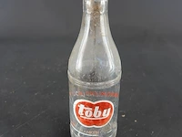 Vintage glazen frisdrankfles van de toby limonadefabriek uit het nederlandse oosterbeek