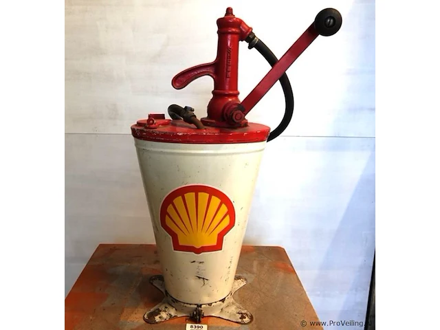 Vintage handbediende shell oliepomp uit de jaren 1950 of 1960, vaak gebruikt in oude benzinepompen of als oliehouder in autogarages - afbeelding 1 van  10
