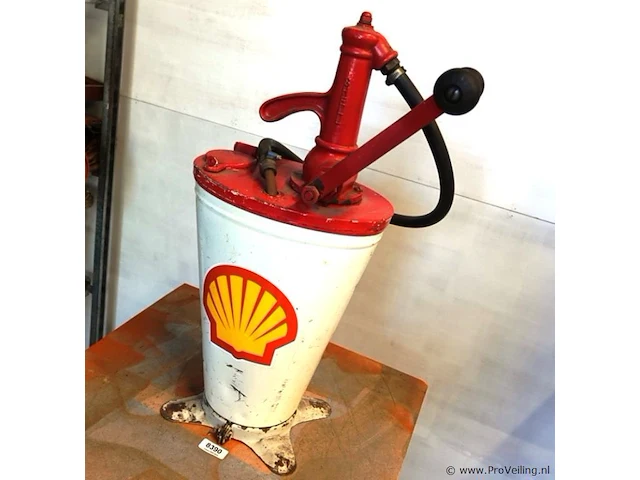 Vintage handbediende shell oliepomp uit de jaren 1950 of 1960, vaak gebruikt in oude benzinepompen of als oliehouder in autogarages - afbeelding 3 van  10
