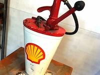 Vintage handbediende shell oliepomp uit de jaren 1950 of 1960, vaak gebruikt in oude benzinepompen of als oliehouder in autogarages - afbeelding 3 van  10