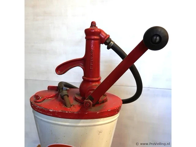 Vintage handbediende shell oliepomp uit de jaren 1950 of 1960, vaak gebruikt in oude benzinepompen of als oliehouder in autogarages - afbeelding 4 van  10