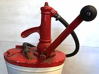 Vintage handbediende shell oliepomp uit de jaren 1950 of 1960, vaak gebruikt in oude benzinepompen of als oliehouder in autogarages - afbeelding 4 van  10
