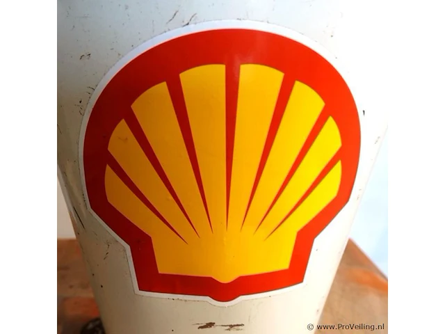 Vintage handbediende shell oliepomp uit de jaren 1950 of 1960, vaak gebruikt in oude benzinepompen of als oliehouder in autogarages - afbeelding 5 van  10