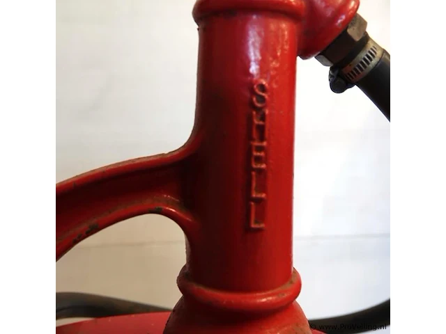 Vintage handbediende shell oliepomp uit de jaren 1950 of 1960, vaak gebruikt in oude benzinepompen of als oliehouder in autogarages - afbeelding 6 van  10