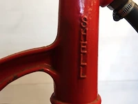 Vintage handbediende shell oliepomp uit de jaren 1950 of 1960, vaak gebruikt in oude benzinepompen of als oliehouder in autogarages - afbeelding 6 van  10