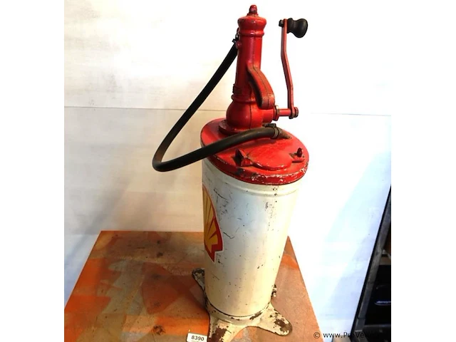 Vintage handbediende shell oliepomp uit de jaren 1950 of 1960, vaak gebruikt in oude benzinepompen of als oliehouder in autogarages - afbeelding 7 van  10