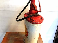 Vintage handbediende shell oliepomp uit de jaren 1950 of 1960, vaak gebruikt in oude benzinepompen of als oliehouder in autogarages - afbeelding 7 van  10