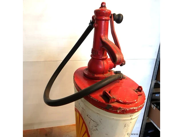 Vintage handbediende shell oliepomp uit de jaren 1950 of 1960, vaak gebruikt in oude benzinepompen of als oliehouder in autogarages - afbeelding 8 van  10