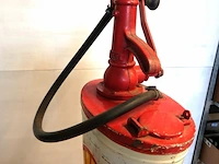 Vintage handbediende shell oliepomp uit de jaren 1950 of 1960, vaak gebruikt in oude benzinepompen of als oliehouder in autogarages - afbeelding 8 van  10