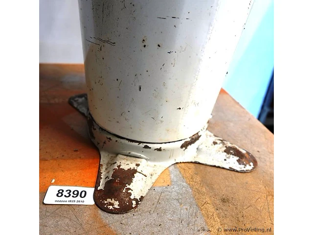 Vintage handbediende shell oliepomp uit de jaren 1950 of 1960, vaak gebruikt in oude benzinepompen of als oliehouder in autogarages - afbeelding 9 van  10