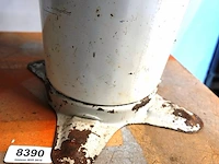 Vintage handbediende shell oliepomp uit de jaren 1950 of 1960, vaak gebruikt in oude benzinepompen of als oliehouder in autogarages - afbeelding 9 van  10
