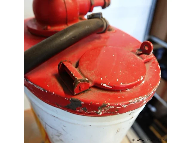 Vintage handbediende shell oliepomp uit de jaren 1950 of 1960, vaak gebruikt in oude benzinepompen of als oliehouder in autogarages - afbeelding 10 van  10