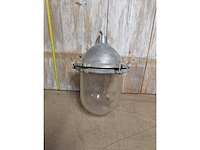 Vintage hanglamp. originele fabriekslamp - afbeelding 1 van  2