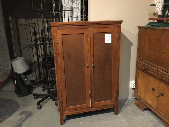 Vintage houten 2-deurs kastje - afbeelding 1 van  4