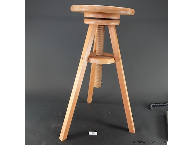 Vintage houten atelierkruk in hoogte verstelbaar is door middel van een centraal schroefmechanisme - afbeelding 1 van  4