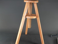 Vintage houten atelierkruk in hoogte verstelbaar is door middel van een centraal schroefmechanisme - afbeelding 1 van  4